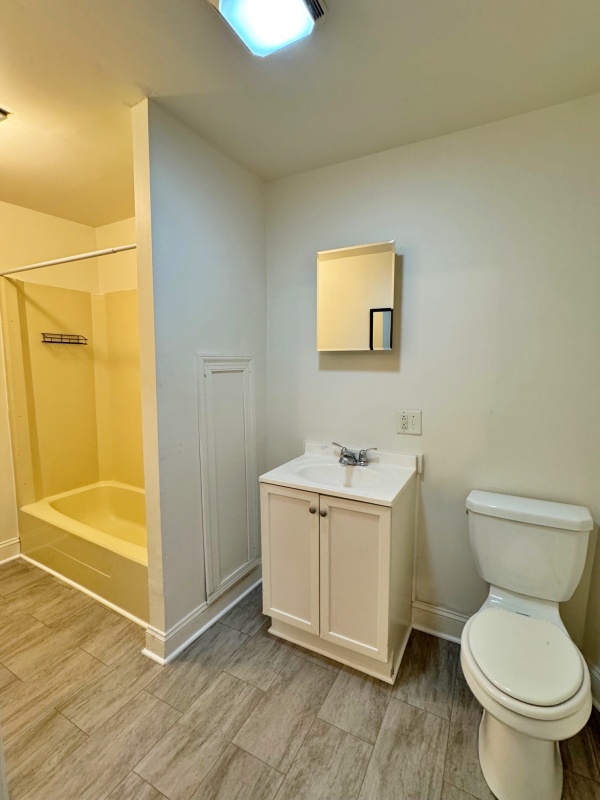 2181-153 E. Philadelphia St. B e